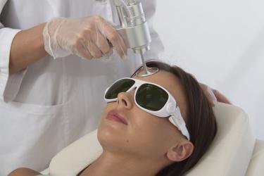  CO₂-лазер: что это, какие проблемы кожи решает и кому подходит