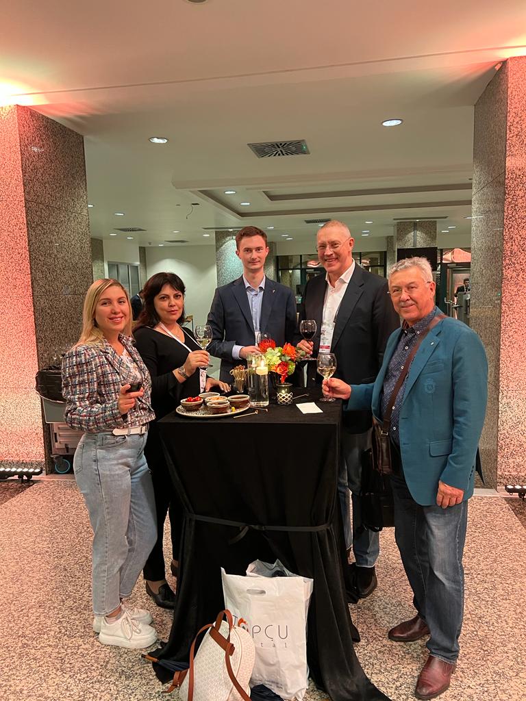 пластические хирурги Елена Николаевна Бякова, Ирина Ильинична Саркисян, Николай Иванович Бяков, профессор Пшениснов К.П. и его сын Пшениснов Кирилл Кириллович