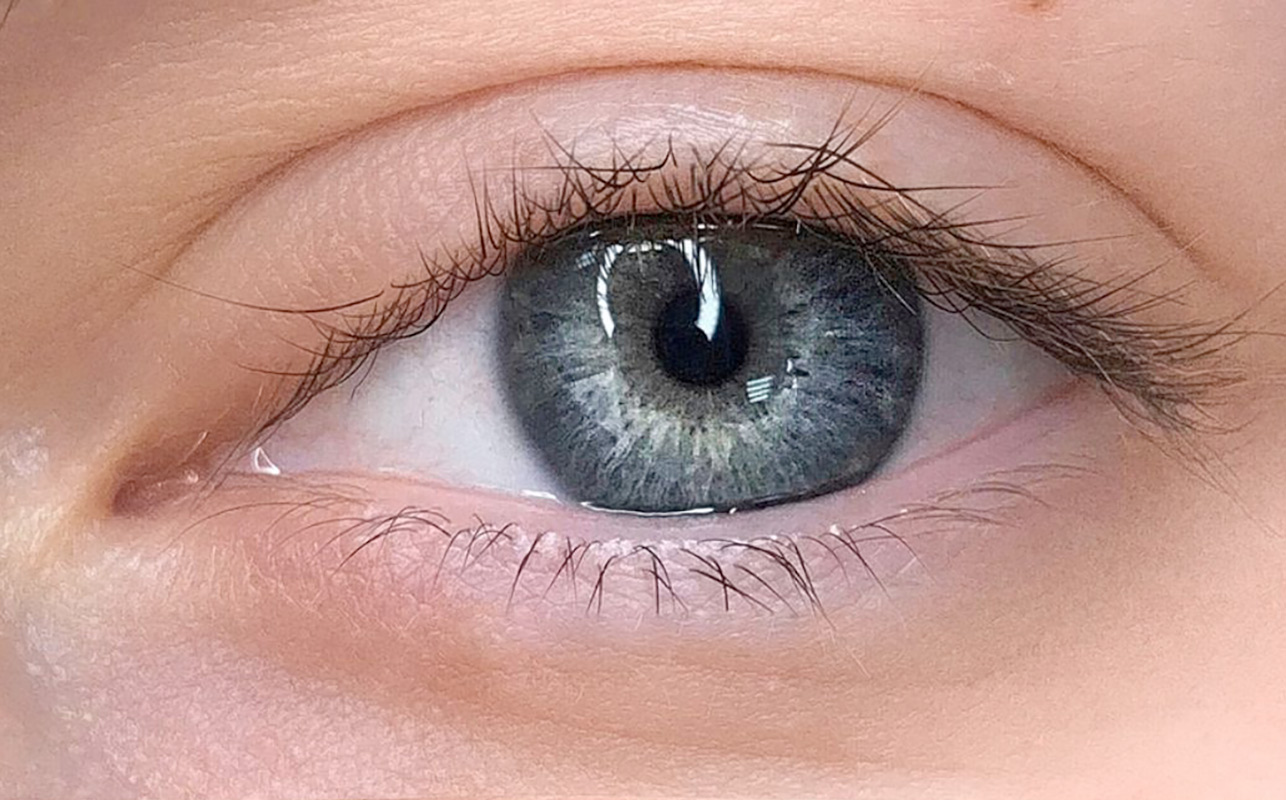 Деликатное заполнение межресничного пространства с помощью перманентного макияжа