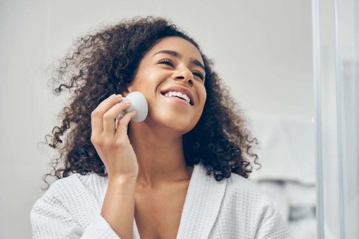 Изображение девушки, занимающейся уходом нижней части лица