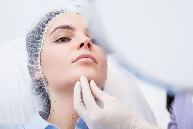 Изображение женского лица на осмотре хирурга